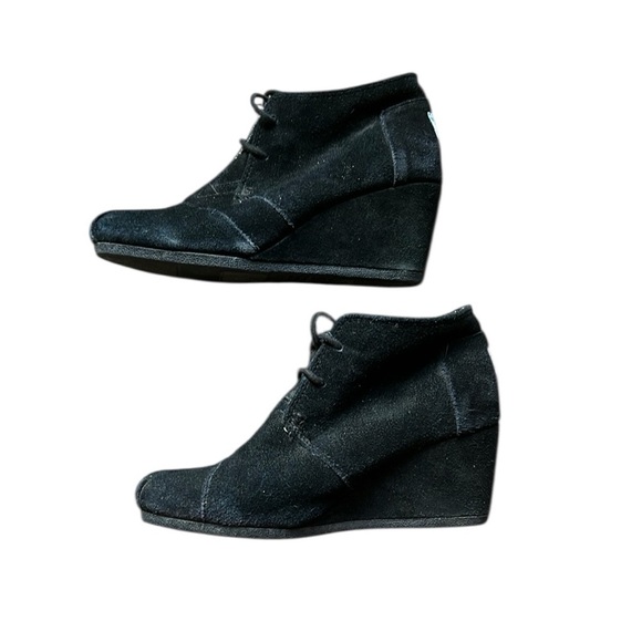 TOMS Black Suede Leather Desert Wedge Ankle Boots Bootie Women's Size 7.5 W - Picture 1 of 7